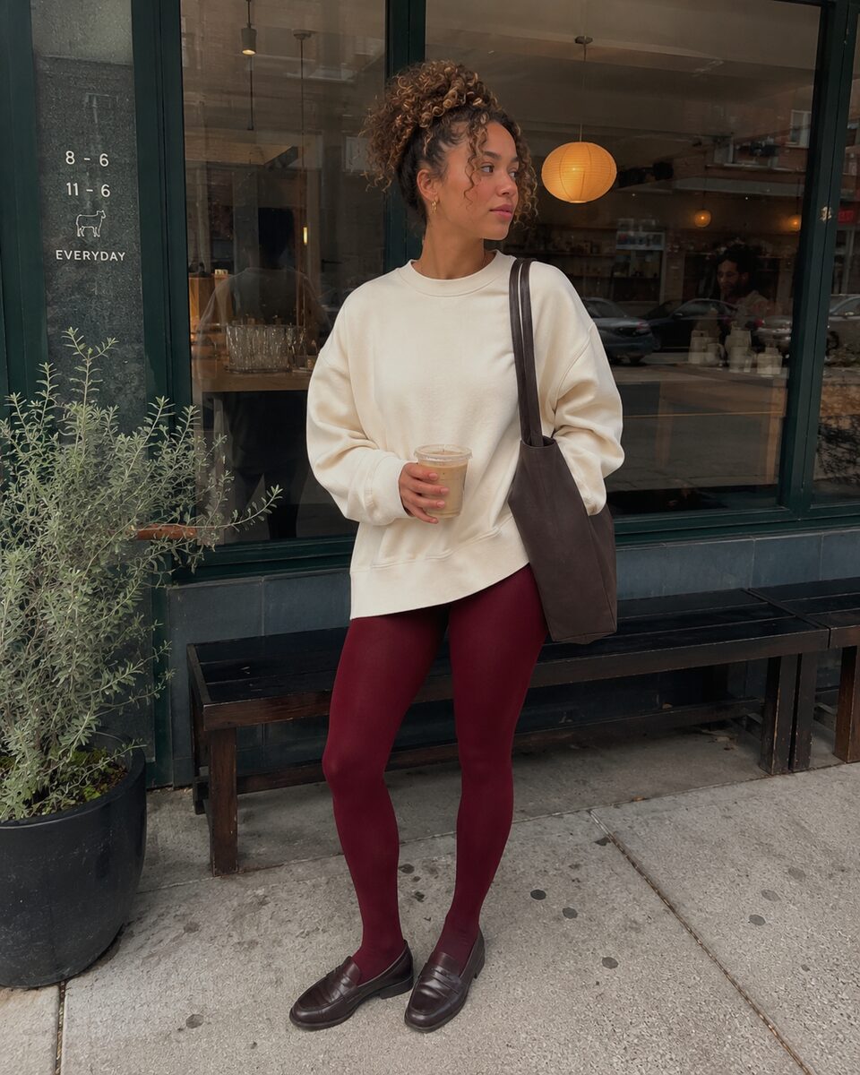 Alltagslook mit Burgundy BUXE Tights vor einem Café